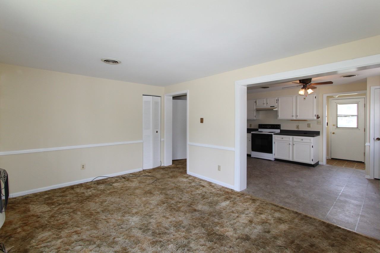 330 Fox Glen Dr - Photo 3 of 16