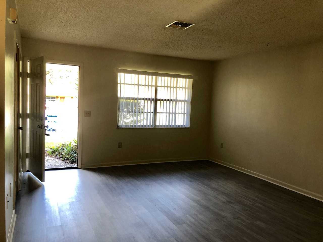 20014 Suncrest Dr - Photo 3 of 10