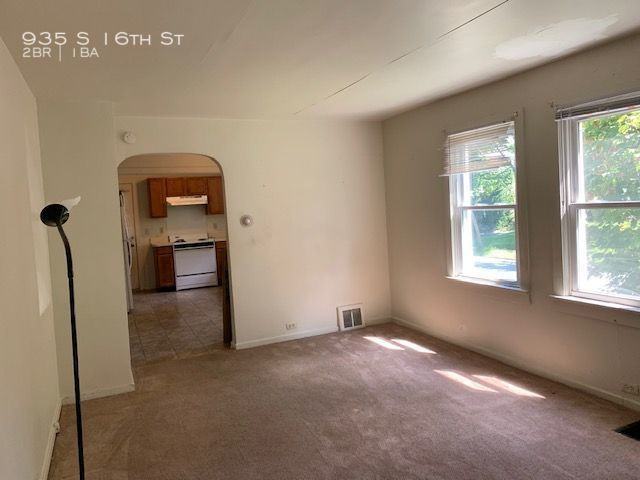 935 S 16th St - Photo 3 of 9