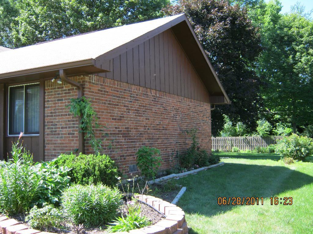 1108 Selkirk Ln - Photo 2 of 15