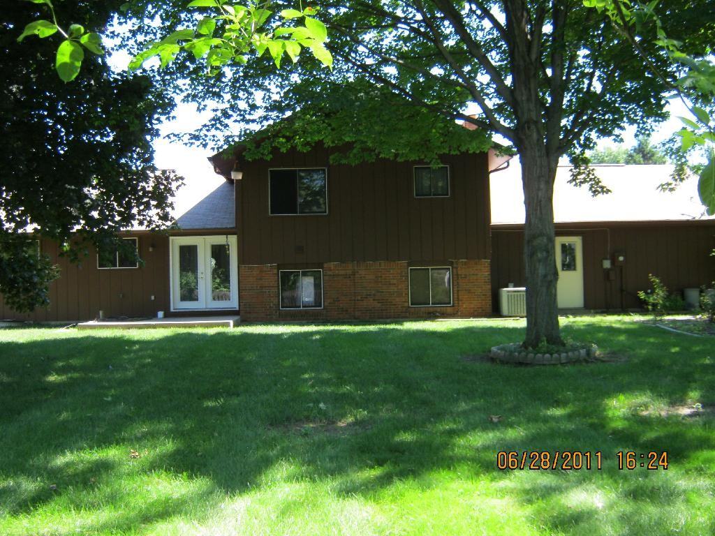 1108 Selkirk Ln - Photo 3 of 15