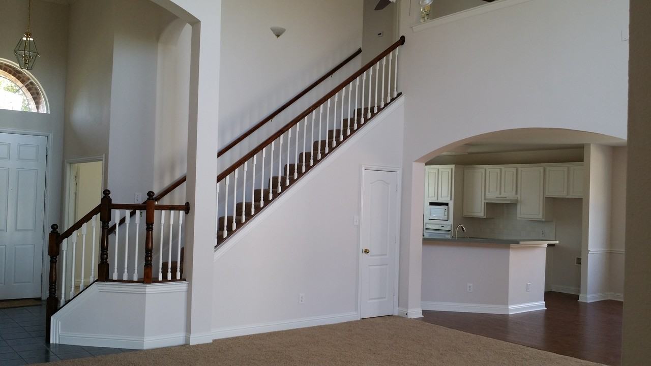 121 Devenshire Dr - Photo 2 of 8