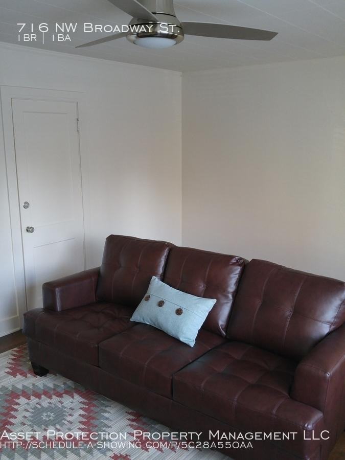 716 Nw Broadway St. - Photo 3 of 20