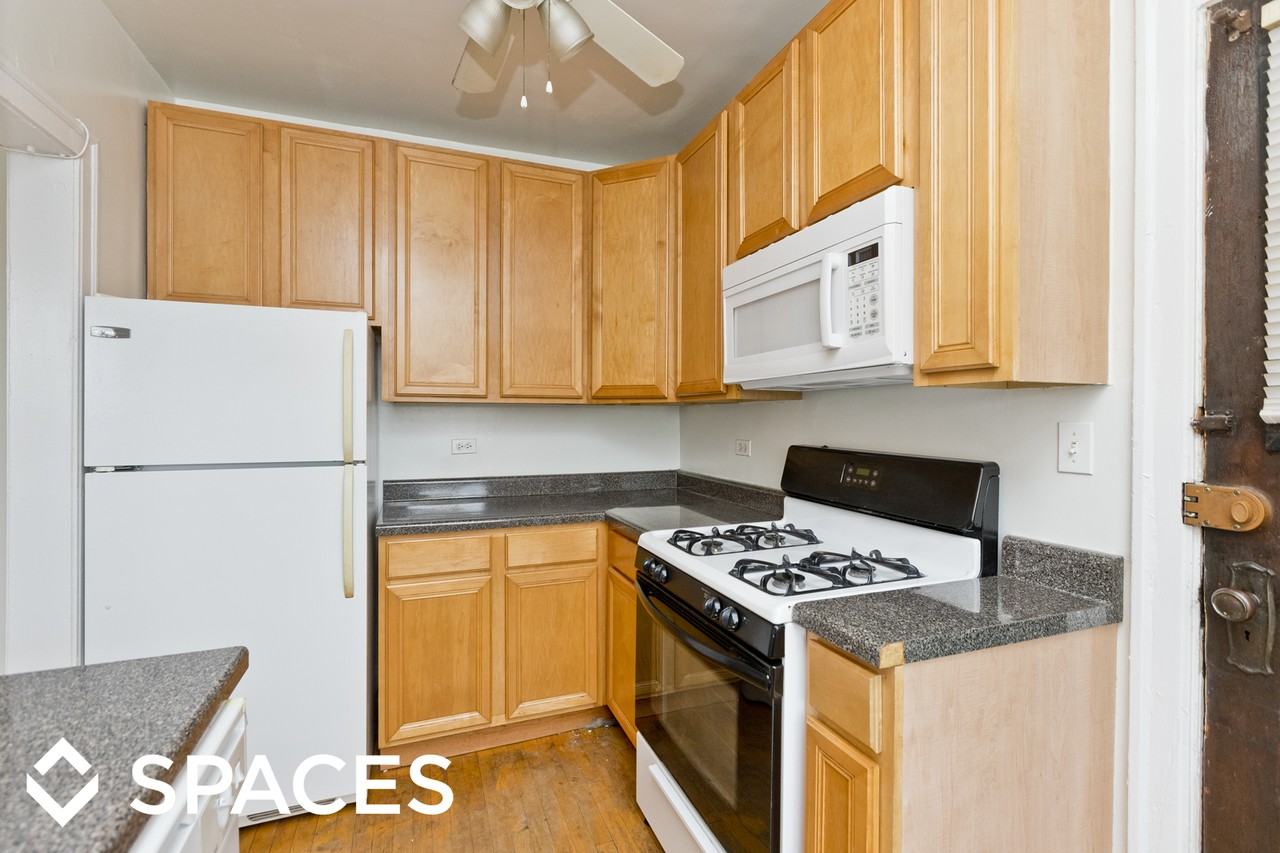 2557 W Montrose Ave - Photo 2 of 26