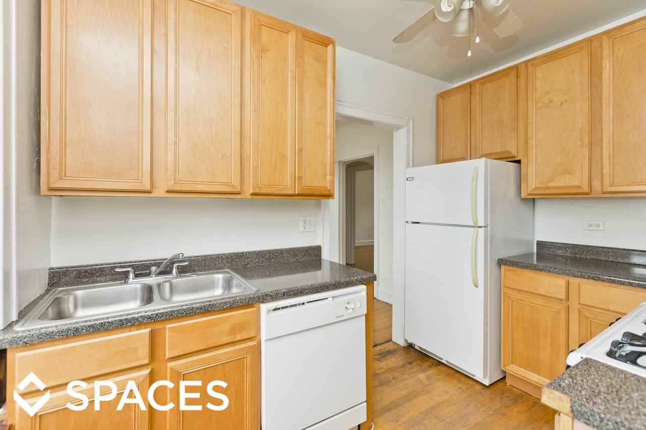 2557 W Montrose Ave - Photo 3 of 26