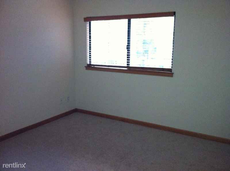 910 Nw Naito Pkwy I-7 - Photo 3 of 7