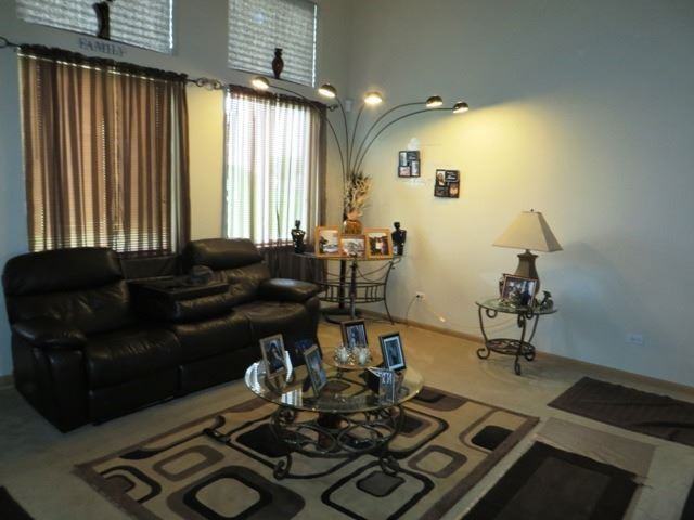 39255 Queensbury Ln - Photo 3 of 6