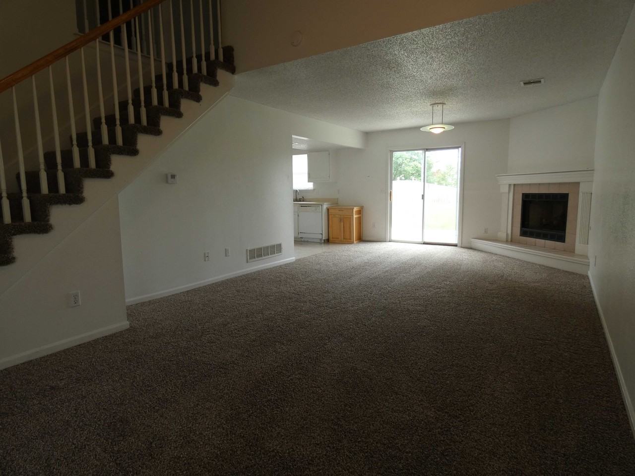 833 Spring Ct - Photo 2 of 10