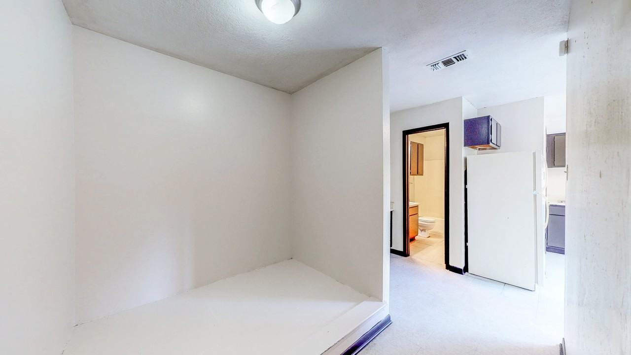 725 Peppertree Dr - Photo 3 of 9