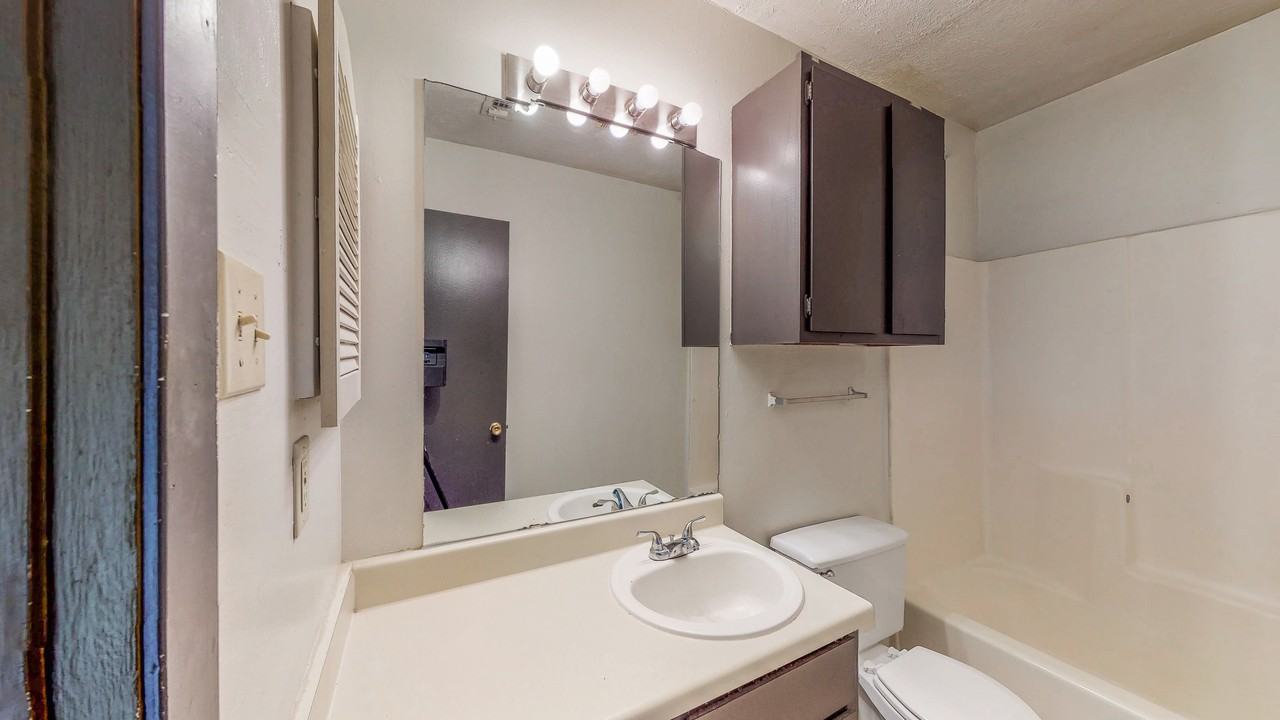 725 Peppertree Dr - Photo 5 of 9