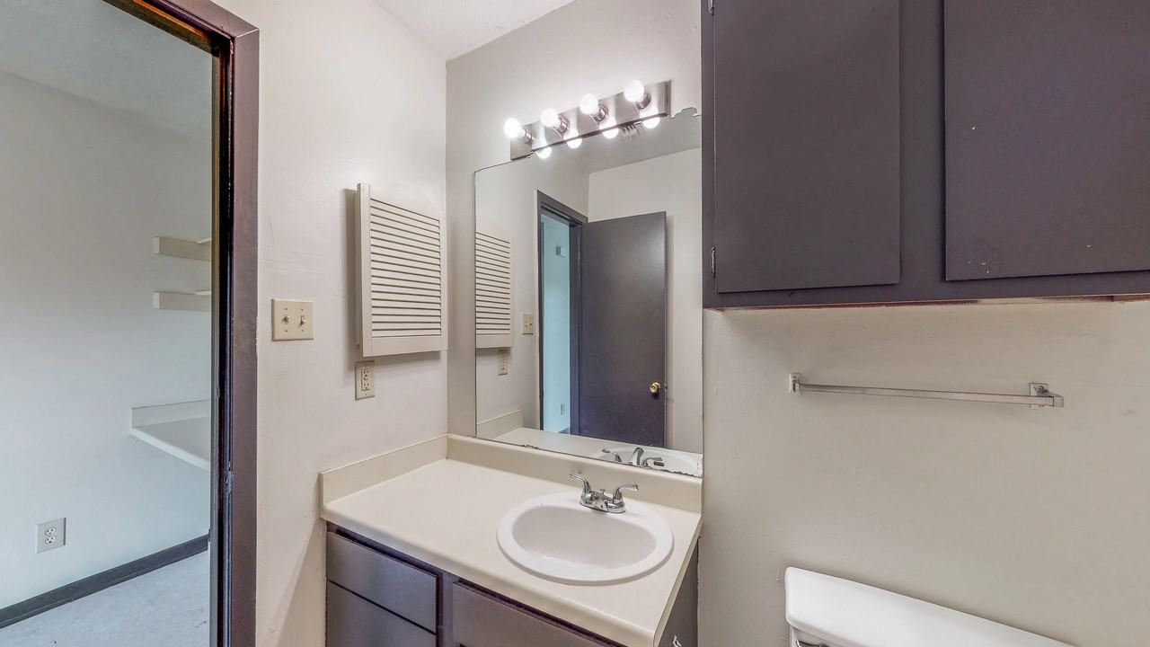 725 Peppertree Dr - Photo 7 of 9