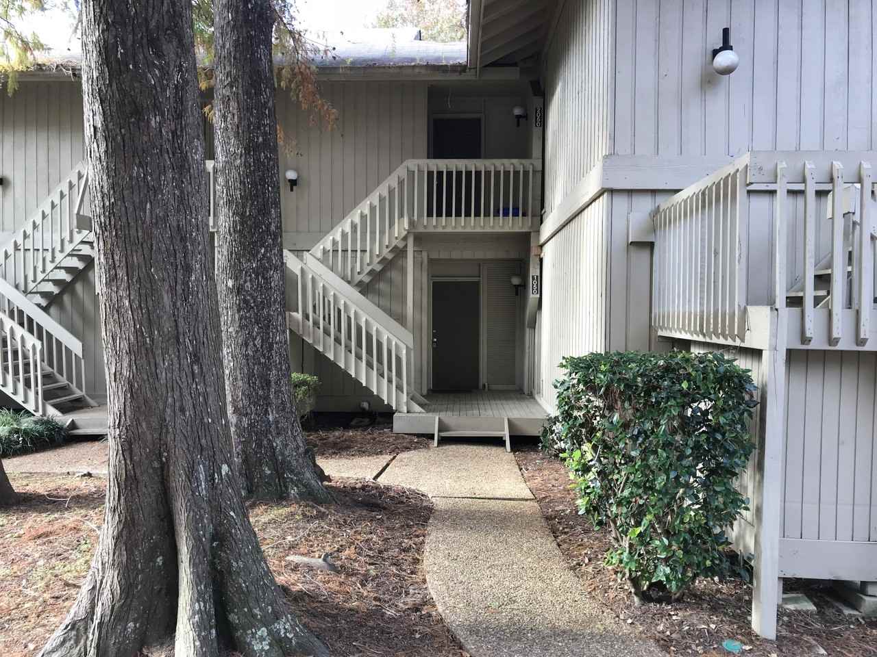 1050 Seacliff Dr N - Photo 2 of 9