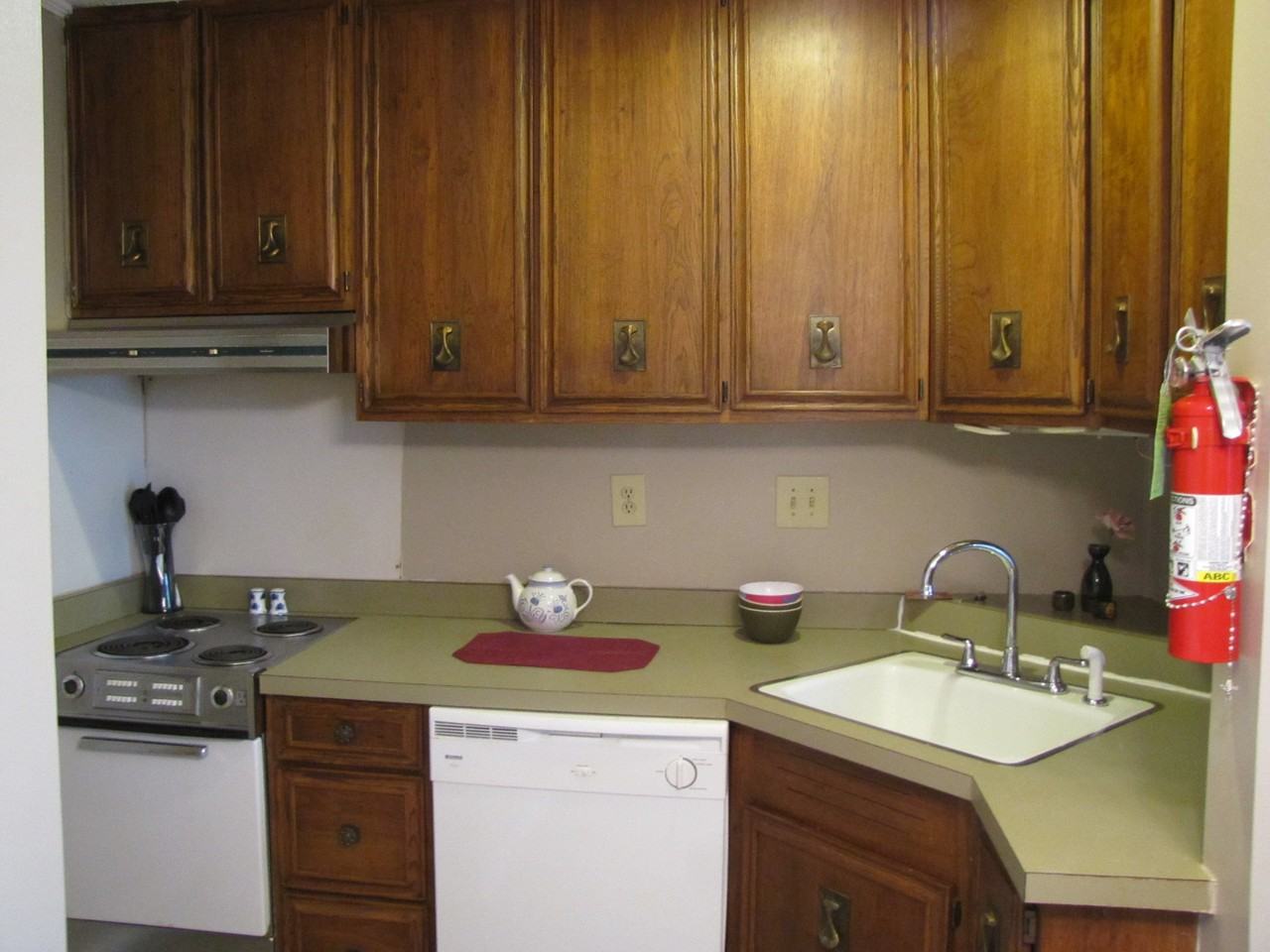 1050 Seacliff Dr N - Photo 5 of 9