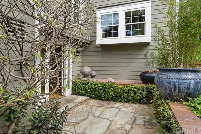 2748 Hillview - Photo 3 of 27