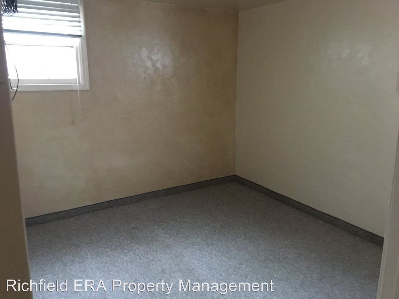 136 N 300 West St - Photo 3 of 11