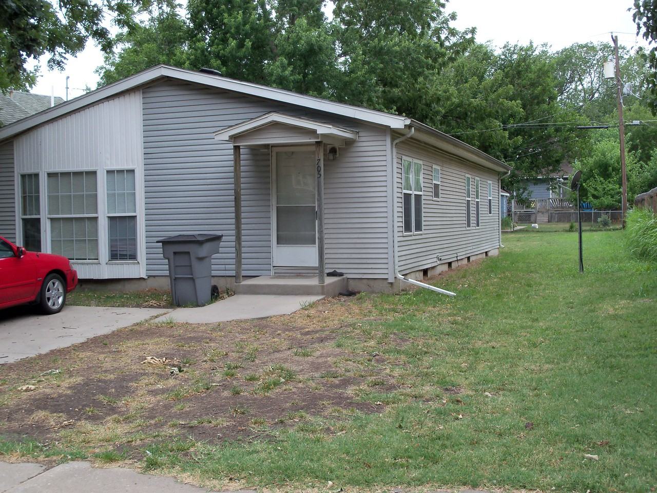 705 Sylvan St - Photo 2 of 35