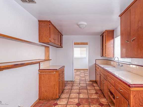 674 N Mount Vernon Ave - Photo 2 of 7