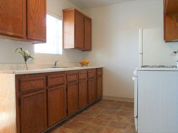 674 N Mount Vernon Ave - Photo 3 of 7