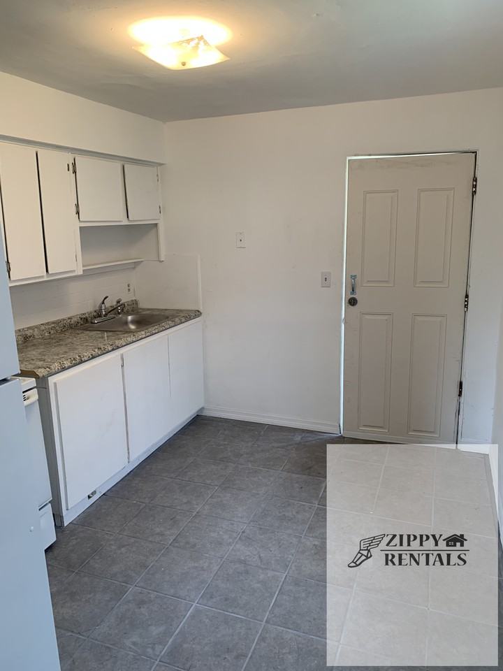 1752 Myrtle Avenue North - Photo 3 of 8