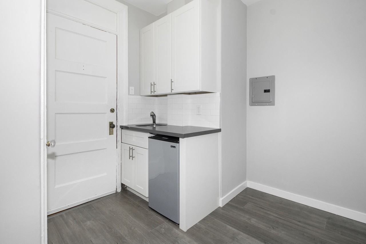 698 BUSH Apartments - Photo 3 of 34