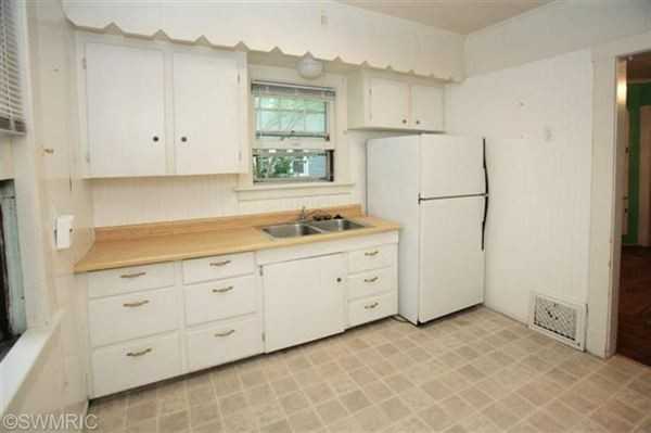 111 N Clarendon St - Photo 3 of 15