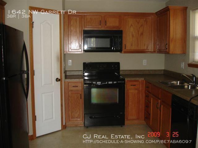 1642 Nw Garrett Dr - Photo 2 of 7