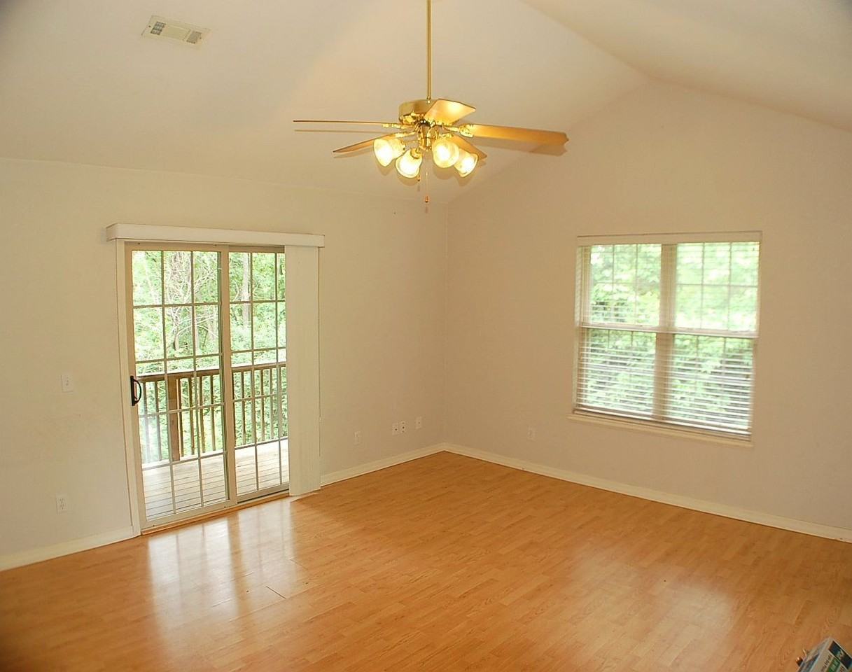 113 E Rock St - Photo 3 of 11