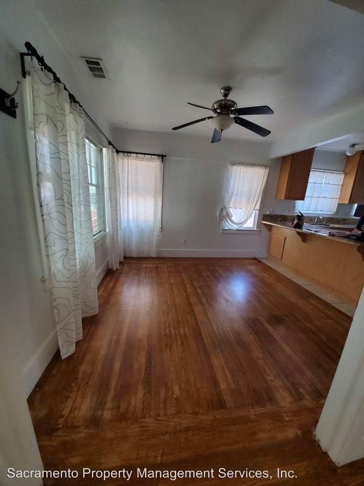 2543 Freeport Blvd - Photo 2 of 16