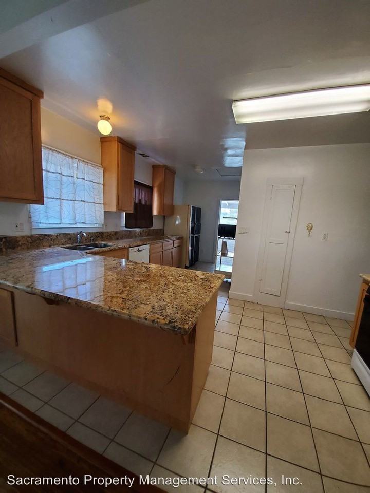 2543 Freeport Blvd - Photo 3 of 16