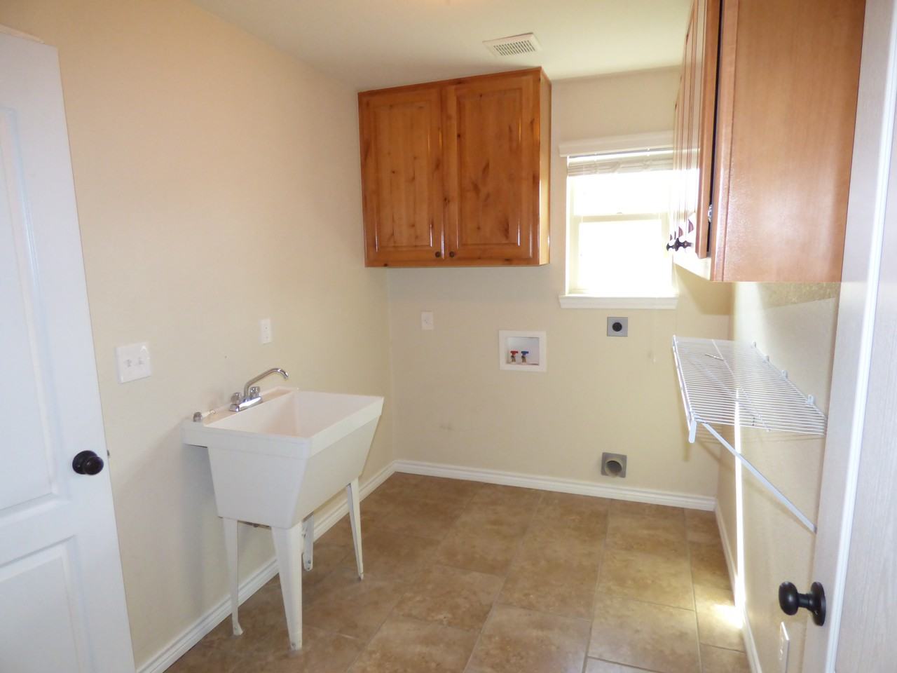 2007 Lindsey Dr - Photo 4 of 18