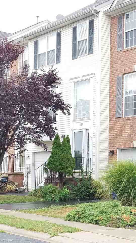 1913 Fieldstone Way - Photo 2 of 32