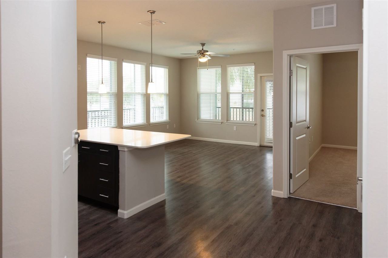 942 Warehouse Rd - Photo 3 of 7