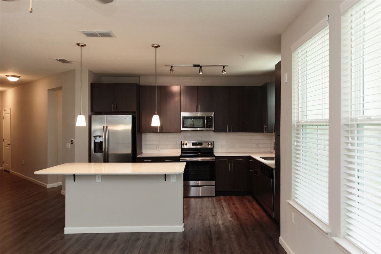 950 Warehouse Rd - Photo 2 of 7