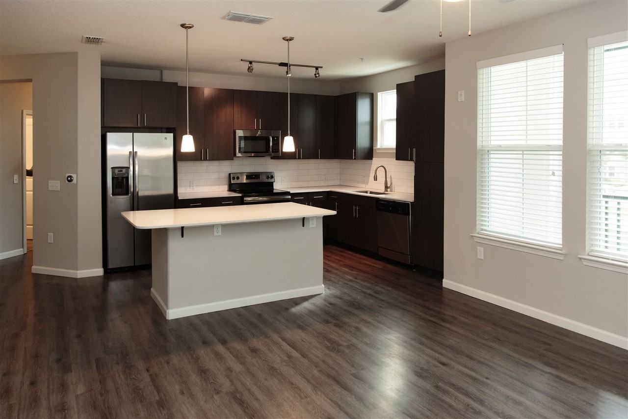 950 Warehouse Rd - Photo 3 of 7