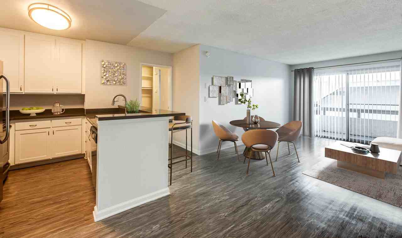 Violet on Virgil - Photo 2 of 22