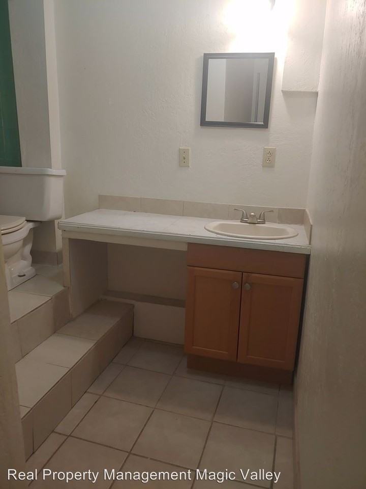 534 1/2 1/2 Monroe - Photo 2 of 8