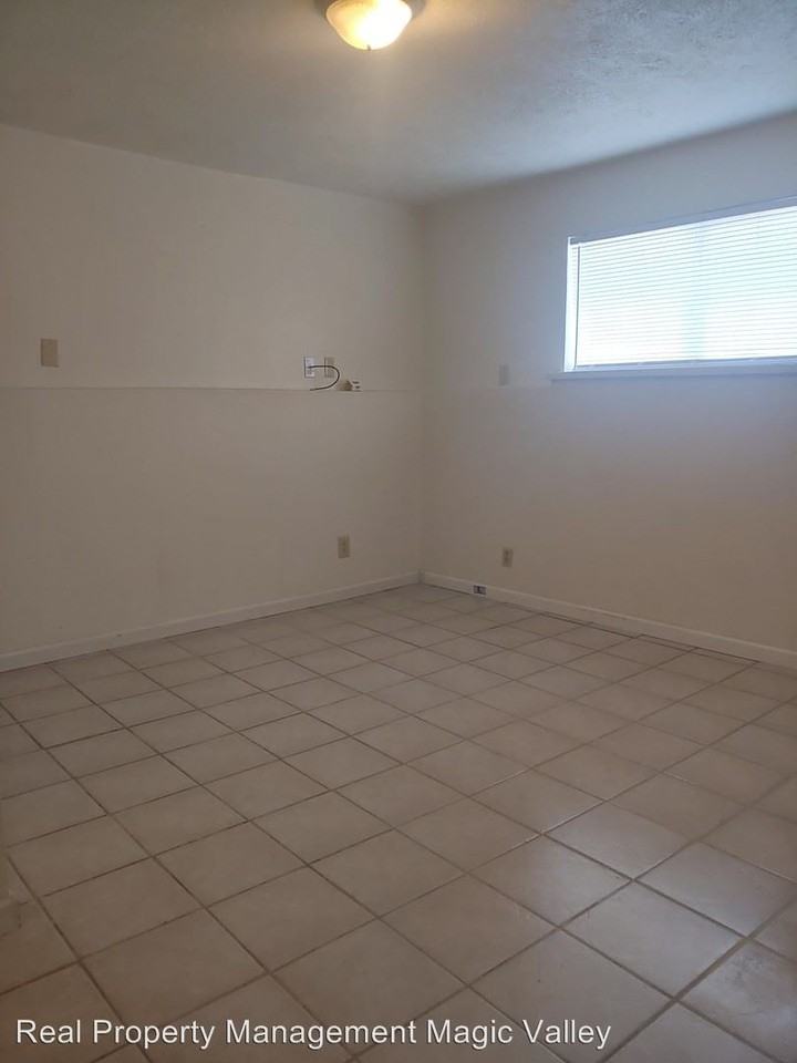 534 1/2 1/2 Monroe - Photo 3 of 8