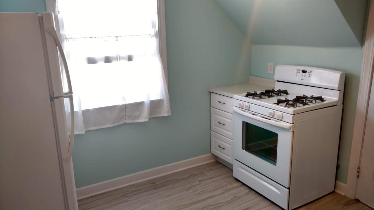 946 Pine Ave NW - Photo 3 of 10