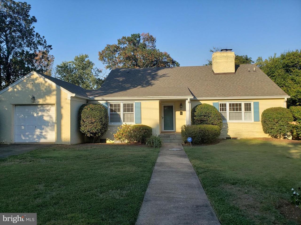 401 Crown View Drive - Photo 2 of 37