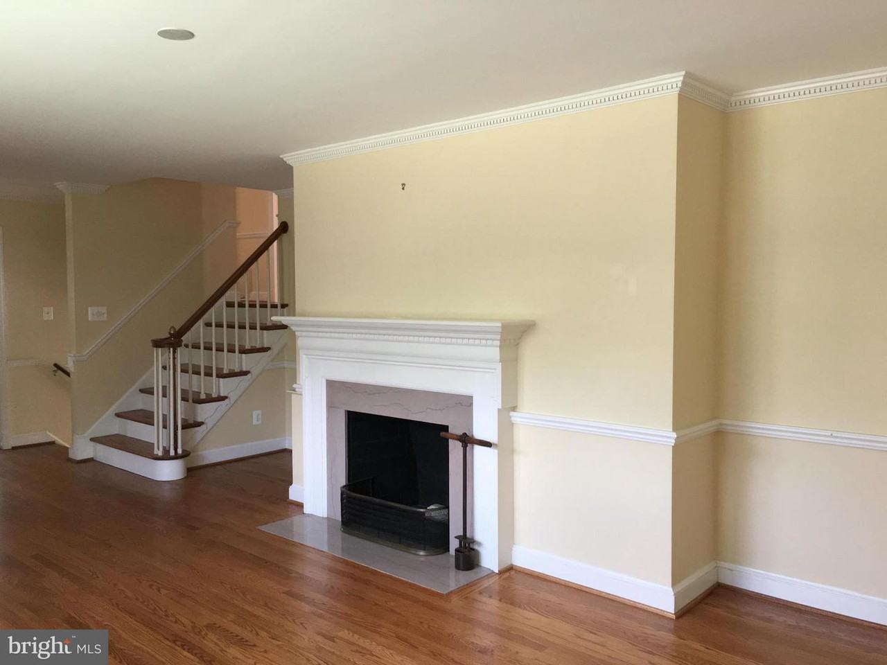 401 Crown View Drive - Photo 3 of 37