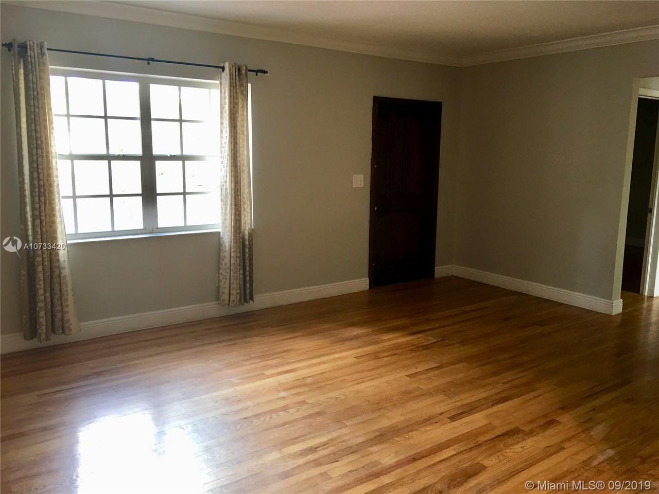 5760 Sw 10th St - Photo 3 of 14