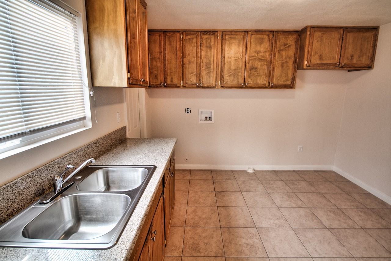 11013 California Avenue - Photo 2 of 7