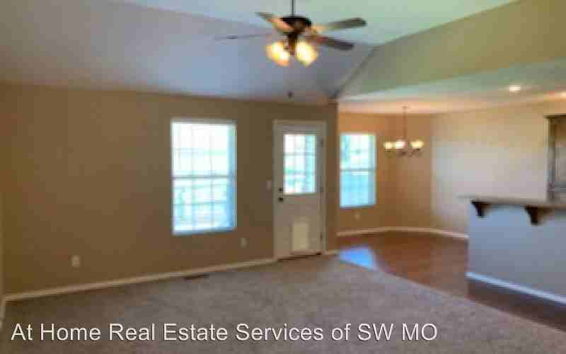 1168 N Blackstone - Photo 2 of 18