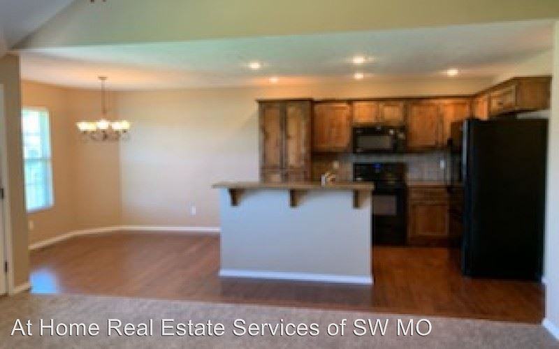 1168 N Blackstone - Photo 3 of 18