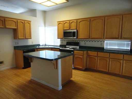 8916 Laguna Star Dr - Photo 3 of 10