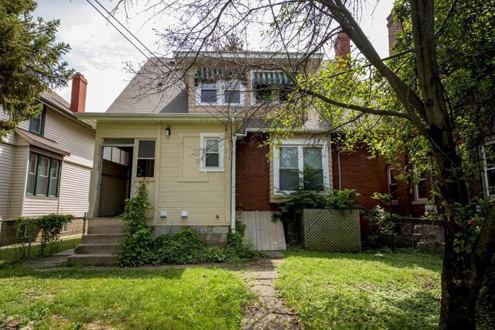 2263 Summit St - Photo 2 of 27