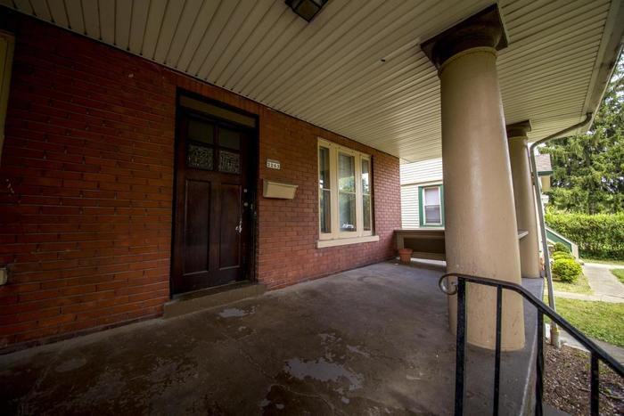 2263 Summit St - Photo 3 of 27