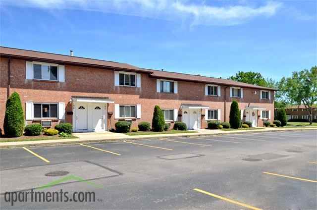 Chase Woods Manor - Photo 2 of 7