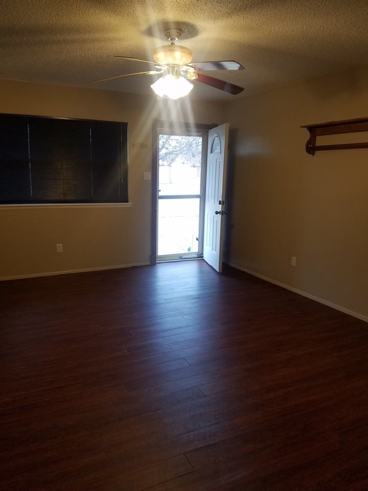 605 Circle Dr - Photo 3 of 13