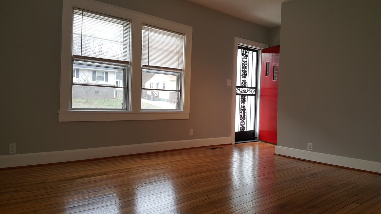 924 Hall St - Photo 2 of 8